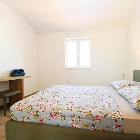 Modern With Private Pool And Garden Pula