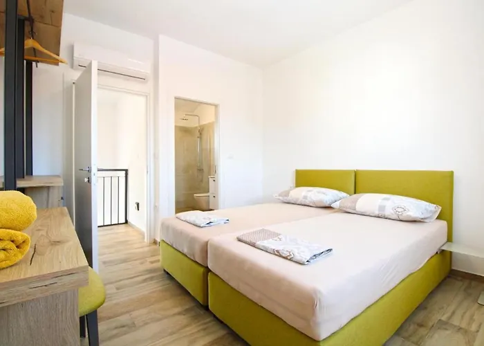 Modern With Private Pool And Garden Pula