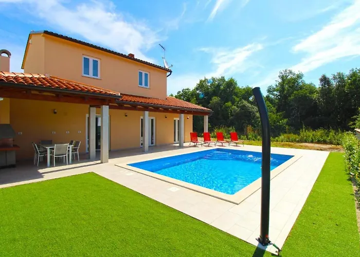 Vila Modern With Private Pool And Garden Pula